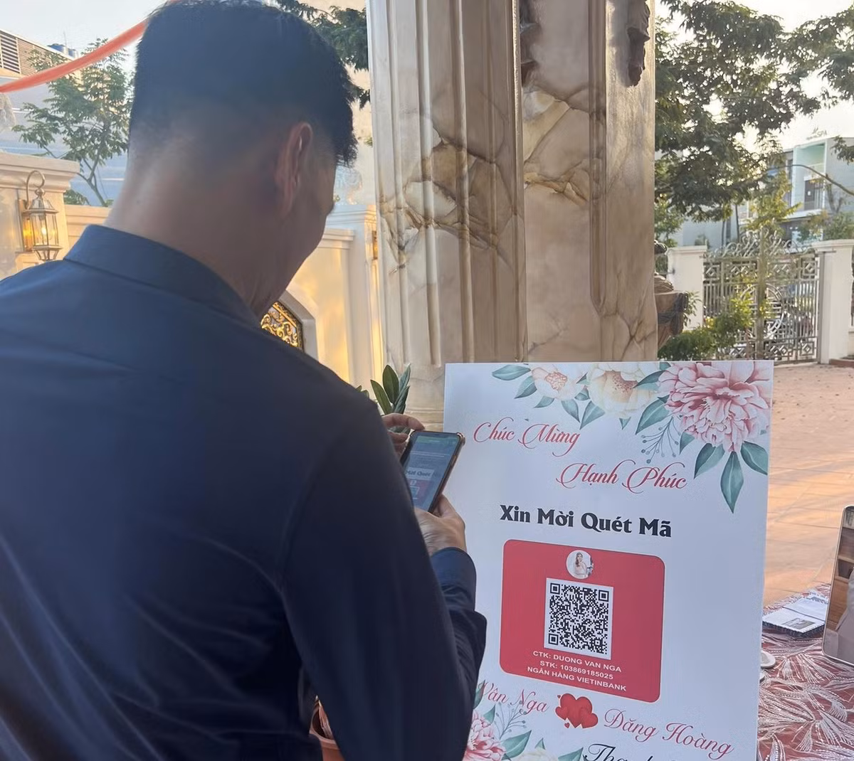 Chị Nga cho biết thêm, cách thức mừng cưới này vừa nhanh gọn lại đơn giản.