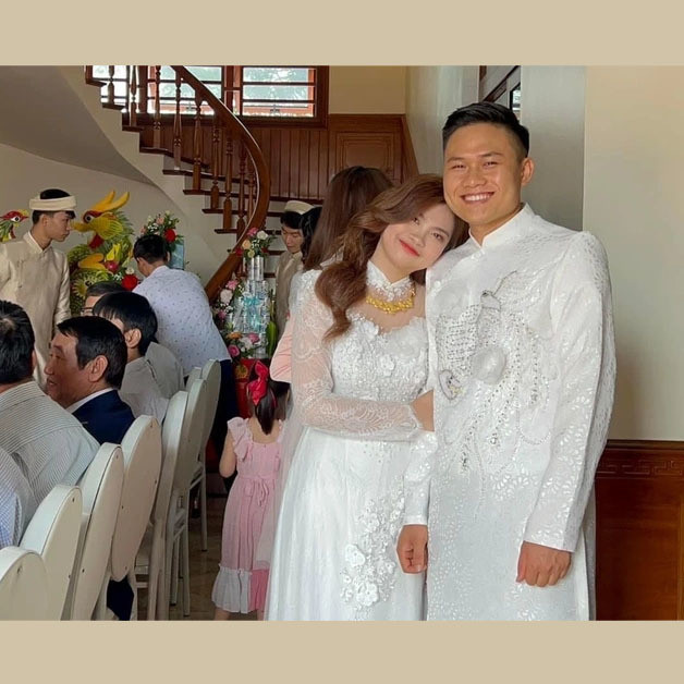 Khi nhìn thấy khu vực cửa ra vào có đặt biển in mã QR bên cạnh hộp tim đựng phong bì, nhiều người khá bất ngờ. Nhiều bạn trẻ thay vì bỏ tiền vào phong bì đã sử dụng mã để mừng cưới cặp đôi.