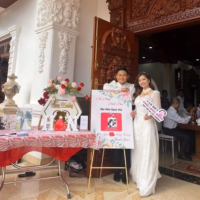 Dam cuoi thoi cong nghe, quet ma QR chuyen tien mung cuoi