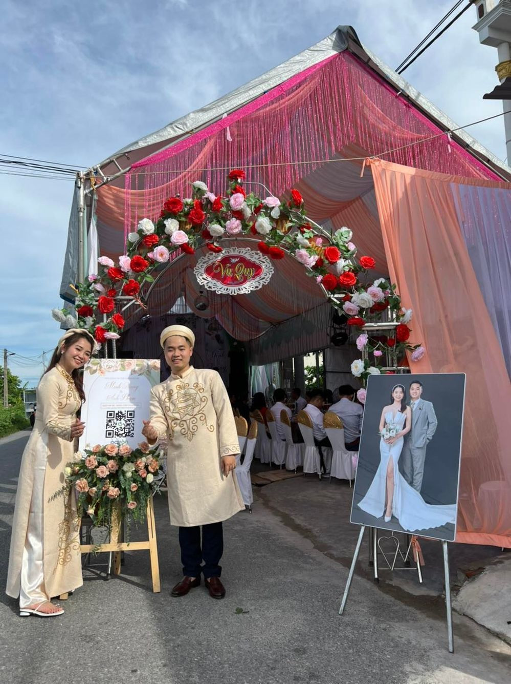 Chị Nga nói: “Đa số là người trẻ và bạn bè của tôi mừng tiền qua mã QR. Khách mời của bố mẹ tôi thì bỏ phong bì vào hộp tim. Bạn bè ở xa không đến dự được, thấy tôi đăng ảnh chụp mã QR và số tài khoản trên Facebook cũng đã chuyển tiền mừng. Nhận được quà của bạn bè, tôi lập tức nhắn tin cảm ơn họ”.