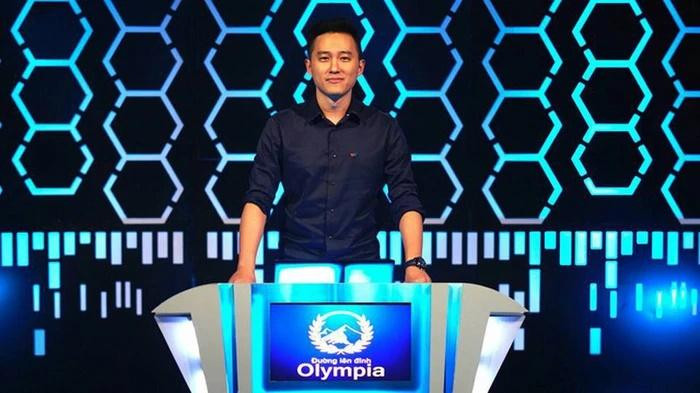 Tuy nhiên, cũng có người khẳng định cả 2 đang trò chuyện rất vui vẻ và ánh mắt trên chỉ là vô tình khi Ngọc Huy quay sang trêu đùa bạn dẫn.