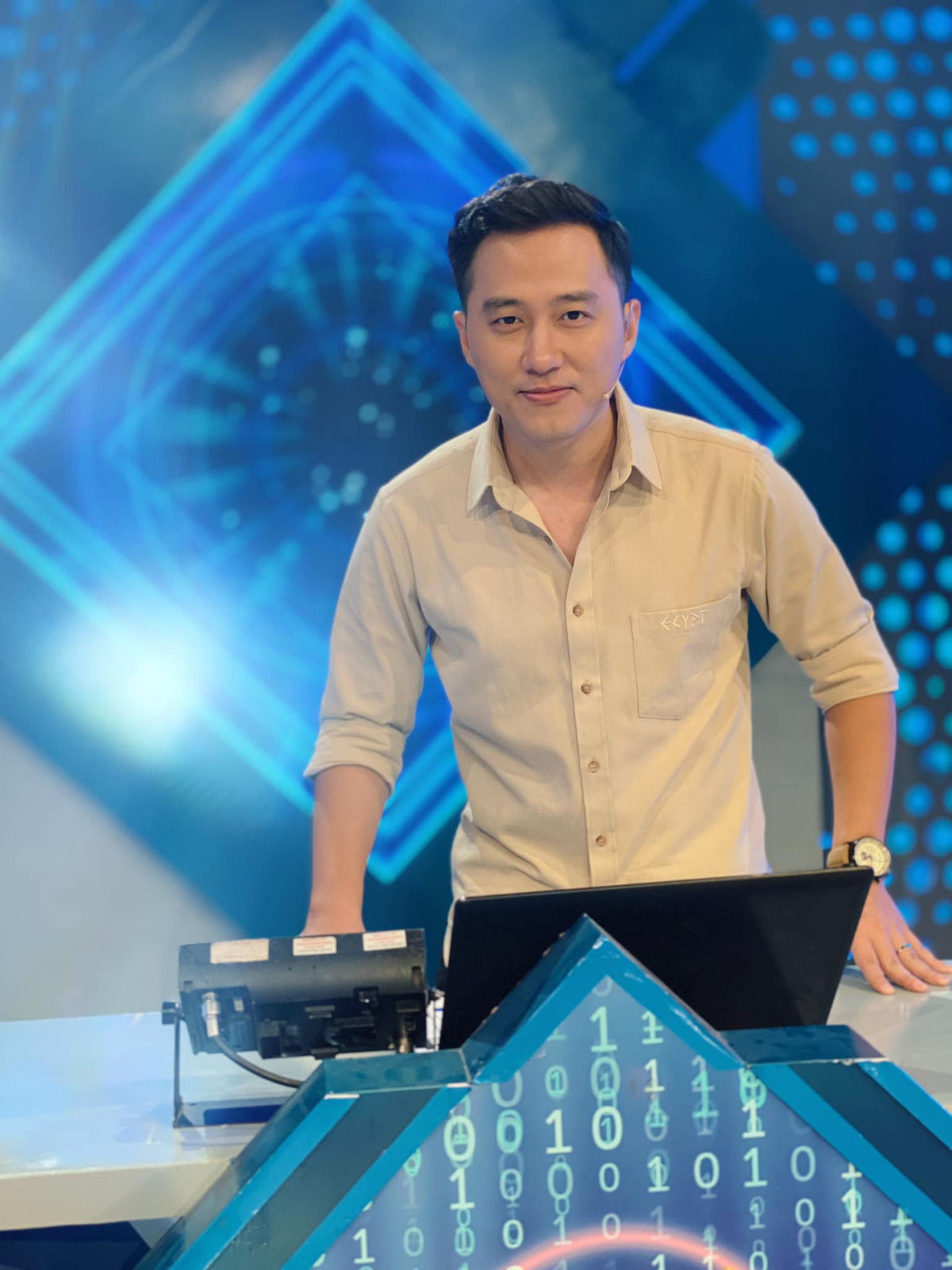 Trước khi trở thành một MC/BTV của VTV, Ngọc Huy từng theo học tại Học viện Ngoại giao Việt Nam. Không những thế, anh còn xuất thân từ một trong những ngôi trường THPT mà nhiều người mơ ước, đó chính là Khối chuyên Toán - Tin tổng hợp thuộc trường THPT chuyên Khoa học Tự nhiên (Đại học Quốc gia Hà Nội).
