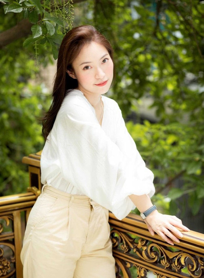 Đứng giữa nhiều lựa chọn, hot girl cuối cùng chọn theo học ngành Quan hệ Quốc tế - Học viện Ngoại giao. Trong suốt thời gian ngồi ghế nhà trường, Khánh Vy luôn cho thấy là một cô sinh viên "đa zi năng" khi cộng tác với các đài truyền hình ở vị trí dẫn chương trình.