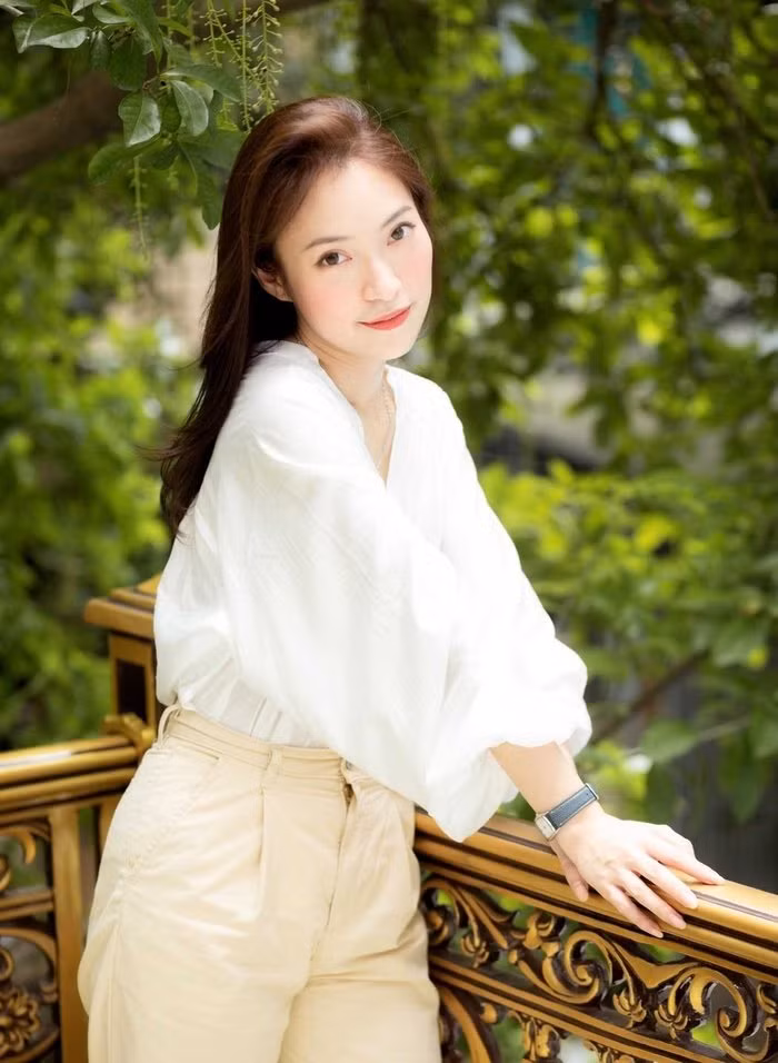 Đứng giữa nhiều lựa chọn, hot girl cuối cùng chọn theo học ngành Quan hệ Quốc tế - Học viện Ngoại giao. Trong suốt thời gian ngồi ghế nhà trường, Khánh Vy luôn cho thấy là một cô sinh viên "đa zi năng" khi cộng tác với các đài truyền hình ở vị trí dẫn chương trình.