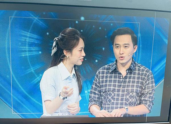 Điển hình mới đây, fanpage của chương trình Đường lên đỉnh Olympia đã đăng tải hình ảnh về bộ đôi MC. Trong hình, cả 2 đang cười tươi hơn hoa.