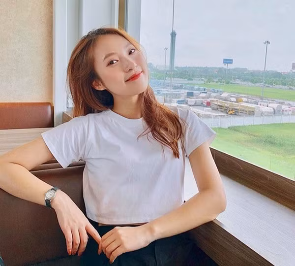 Năm 2017, Khánh Vy trở thành đại diện Việt Nam, sang Nhật Bản phỏng vấn dàn cast ngôi sao của Marvel ở bộ phim Vệ Binh Dải Ngân Hà 2. Cùng thời điểm, hot girl giỏi 7 thứ tiếng được mời dẫn chương trình ở bản tin thời sự của VTC1 mang tên Thế Giới Nghiêng và trở thành MC thời sự nhỏ tuổi nhất thời điểm ấy.