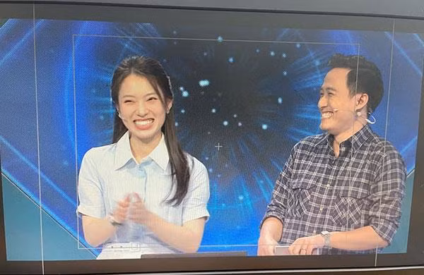 Đặc biệt, ánh mắt của Ngọc Huy khi nhìn Khánh Vy khiến dân mạng vô cùng thích thú. Chỉ sau ít giờ xuất hiện, bài đăng này đã nhanh chóng gây bão với hàng nghìn chiếc "còm" hài hước.