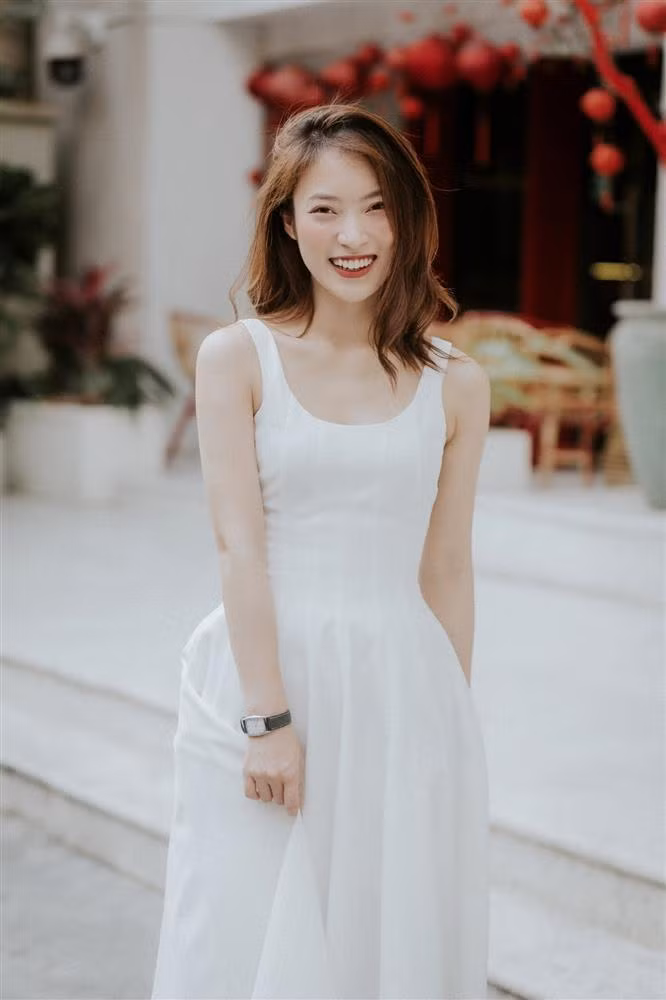 Dù là "lính mới" trong vai trò MC Đường Lên Đỉnh Olympia nhưng "hot girl nói 7 thứ tiếng" được mọi người nhận xét dẫn khá điềm tĩnh, tự tin và tính tình thì vô cùng hài hước.