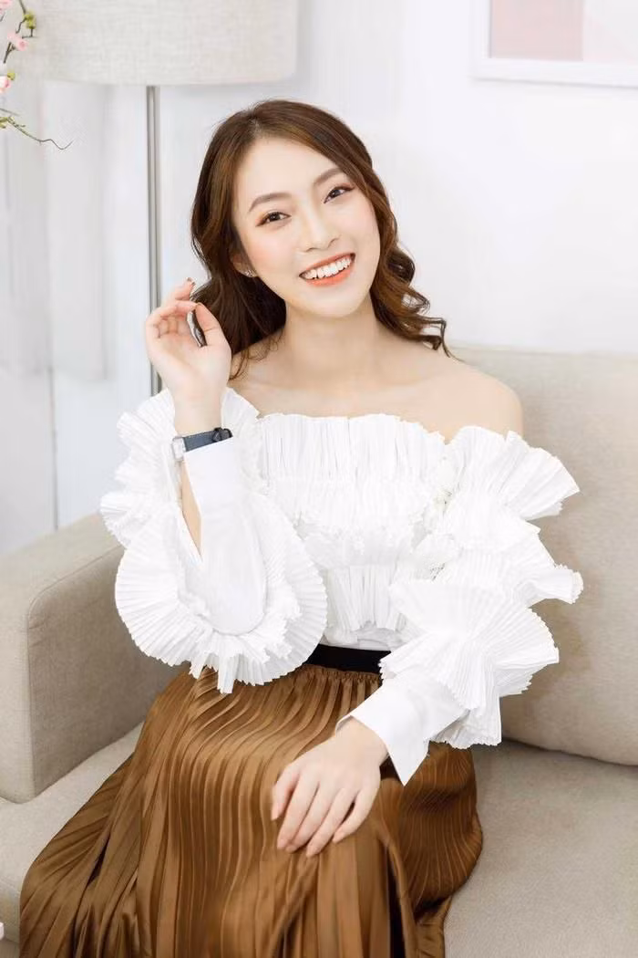 Khánh Vy (sinh năm 1999) vốn không còn là cái tên xa lạ với netizen Việt. Từ lâu cô nàng được xem là hình mẫu "con người ta" khi không chỉ xinh đẹp mà còn cực giỏi giang.