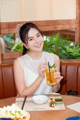 Mai Ngọc sinh năm 1990, là một trong những hot girl đời đầu của Hà Nội. Hiện cô là MC, BTV truyền hình và được khán giả biết đến với biệt danh "cô gái thời tiết".