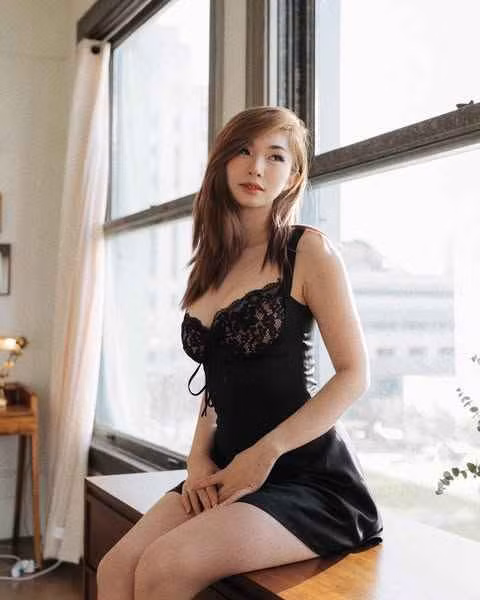 Cụ thể, đi kèm bài viết là hình ảnh gái xinh Liên Minh Huyền Thoại trong chiếc áo cộc, hở hết cả vòng 1 căng tràn vô cùng quyến rũ.