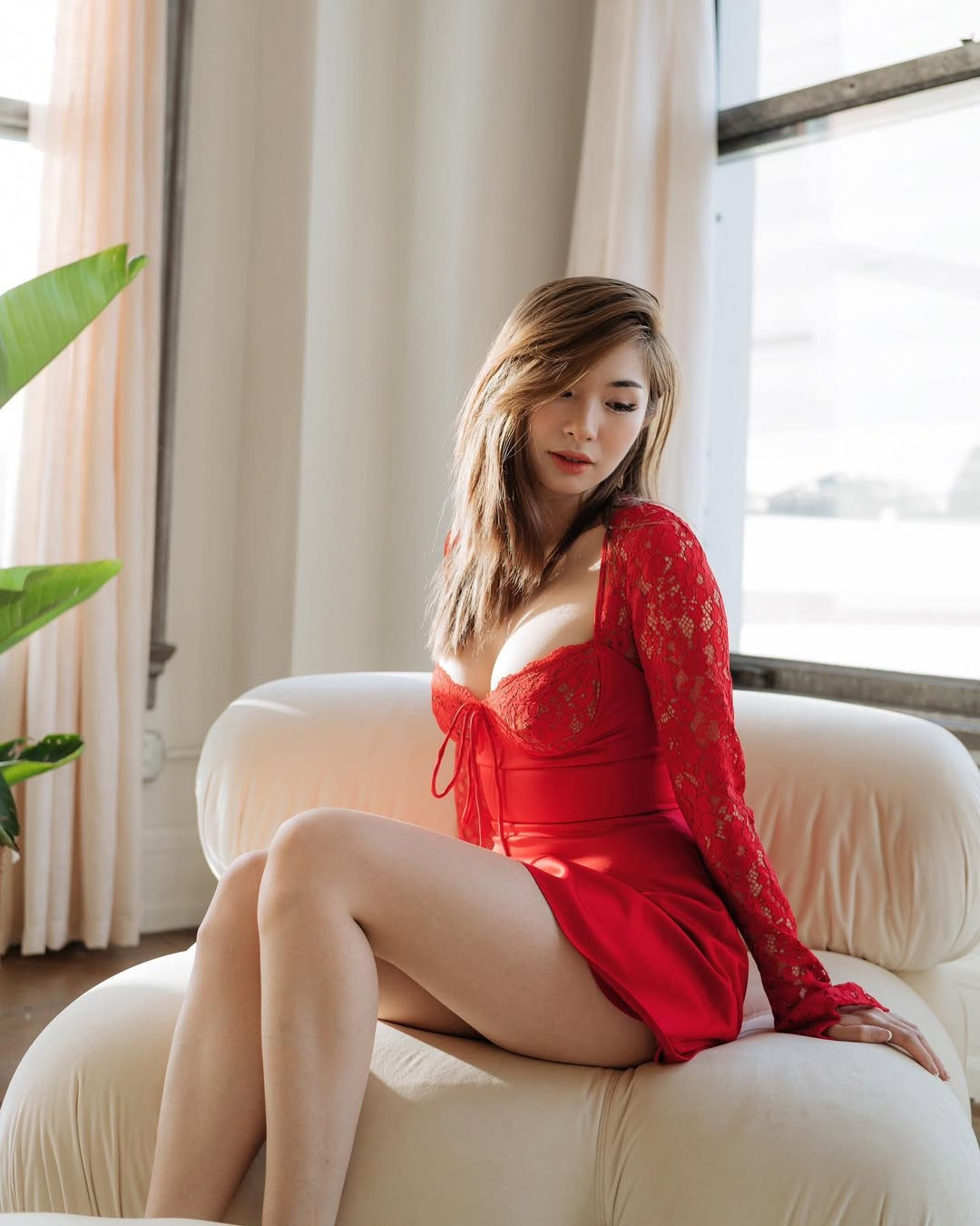 Bên dưới bài đăng là các bình luận thể hiện sự ngưỡng mộ với gái xinh làng Liên Minh Huyền Thoại và cũng không ít người bày tỏ sự "ghen tỵ" với cựu Siêu Xạ Thủ LCS - Doublelift.