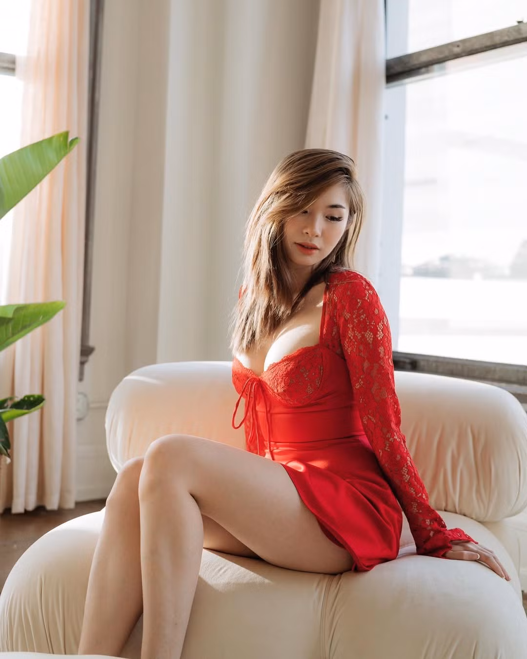 Bên dưới bài đăng là các bình luận thể hiện sự ngưỡng mộ với gái xinh làng Liên Minh Huyền Thoại và cũng không ít người bày tỏ sự "ghen tỵ" với cựu Siêu Xạ Thủ LCS - Doublelift.