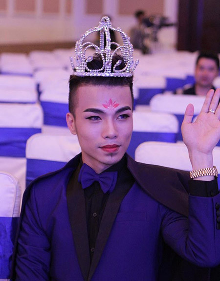 Kenny Sang từng làm phim dạng MV, clip ngắn, bán đồ thời trang, mời quảng cáo... Thảm họa mạng mang lợi thế hơn là ngoại hình điển trai, nên việc tạo scandal giúp anh kiếm được một khoản tiền kha khá và nổi tiếng trên mạng xã hội.