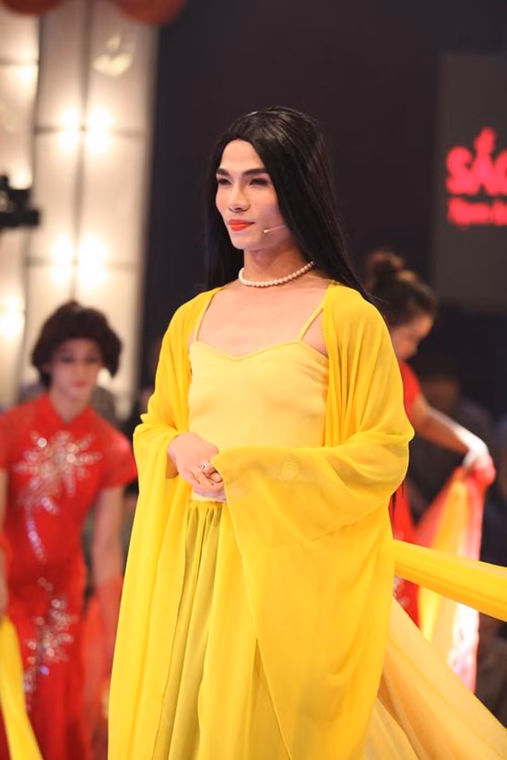 Khác với nhiều người suy nghĩ, Kenny Sang không phải sinh ra trong một gia định châm anh thế phiệt mà là gia đình nông dân nghèo khó, cuộc sống của anh cũng rất chật vật, vẫn phải thuê nhà để sống.