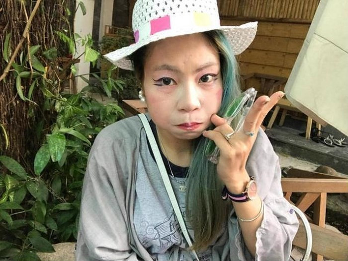 Khác với Tùng Sơn, Kenny Sang, Bella là hiện tượng mạng tự nhận mình là hot girl đã gây sự chú ý của đông đảo giới trẻ bởi mệnh danh “Thánh quỵt tiền”. Cô nàng từng khiến dân mạng phẫn nộ nhất là hành vi quỵt tiền.