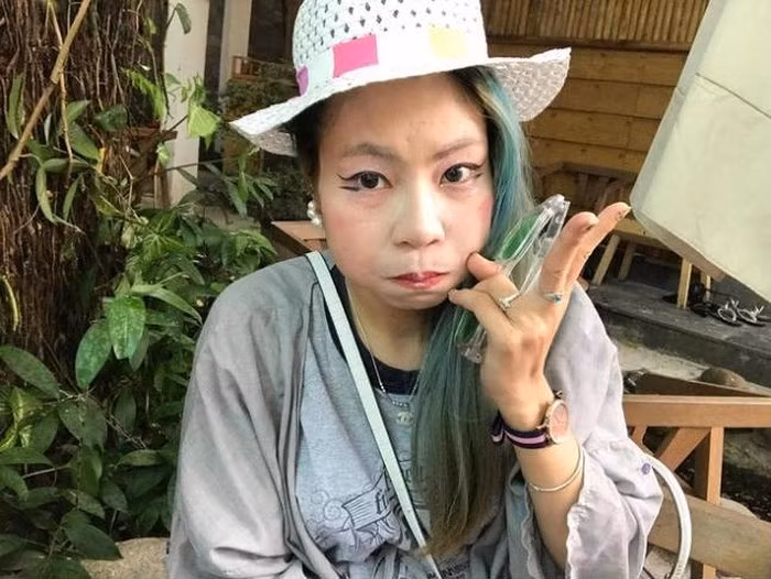 Khác với Tùng Sơn, Kenny Sang, Bella là hiện tượng mạng tự nhận mình là hot girl đã gây sự chú ý của đông đảo giới trẻ bởi mệnh danh “Thánh quỵt tiền”. Cô nàng từng khiến dân mạng phẫn nộ nhất là hành vi quỵt tiền.