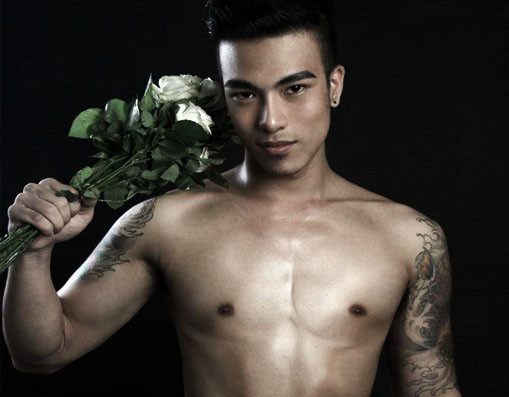 Tuy có một chút tài năng, nhưng bản tính “khác người”, thích khoe tài sản của Kenny Sang khiến cộng đồng mạng ghét thậm, ghét tệ. Thậm chí, anh chàng còn nhận "hot boy tự nhận đẹp nhất Việt Nam".