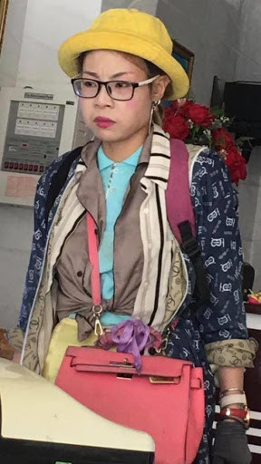 Những hình ảnh, clip thuốc lá rồi phả khói phì phèo vào mặt con, tha lôi con đi lang thang... của Bella khiến dân tình khó chấp nhận.