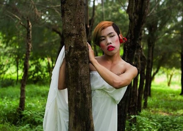 Ngay từ lần đầu xuất hiện trên mạng xã hội với vẻ bề ngoài xấu xí, Tùng Sơn khóc lóc thương nhớ người yêu và nhận ngay “gạch đá” từ phía cư dân mạng.