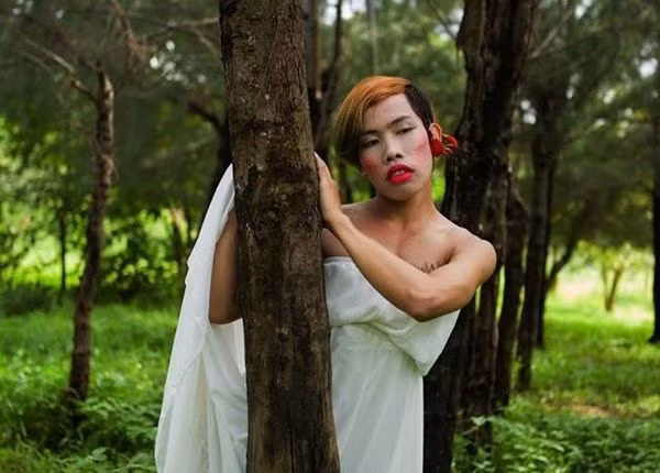 Ngay từ lần đầu xuất hiện trên mạng xã hội với vẻ bề ngoài xấu xí, Tùng Sơn khóc lóc thương nhớ người yêu và nhận ngay “gạch đá” từ phía cư dân mạng.