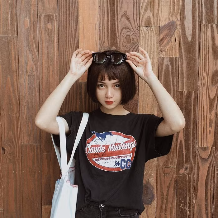 Gần đây nhất, Kỳ Hân gây ấn tượng với mái tóc ngắn nhuộm màu khác lạ, nổi loạn một chút nhưng không thể khiến lu mờ đi gương mặt đẹp như búp bê sống.