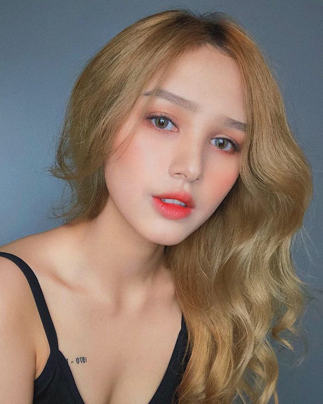 Dừng sự nghiệp học hành, Xoài Non theo đuổi sự nghiệp diễn xuất, làm mẫu ảnh và là người mẫu có tiếng tại Sài Gòn. Gần đây, sau khi về chung nhà với streamer đại gia Xemesis, hot girl 10X còn lấn sân sang làm Youtube, thế nhưng không vì thế mà bỏ bê Instagram.