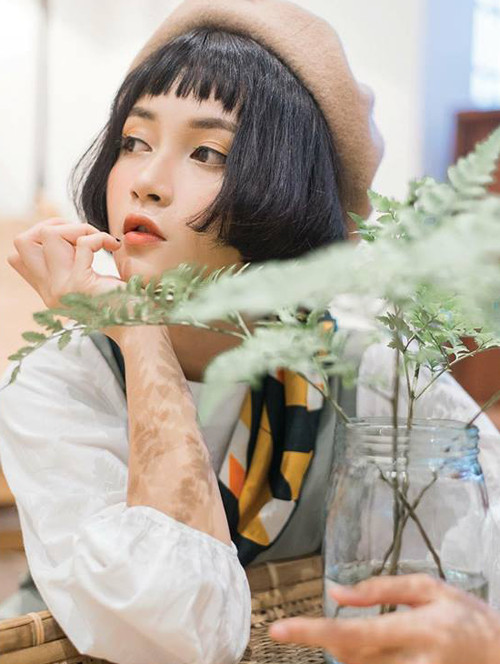 Nổi tiếng và là gương mặt quen thuộc trong lĩnh vực lookbook ở Sài Gòn, Mai Kỳ Hân gây ấn tượng với gương mặt búp bê, đẹp lai và khác lạ. Gương mặt trái xoan, gò má cao và phúng phính, đôi mắt mơ màng và thần thái chuẩn lạnh lùng không lẫn vào ai được.