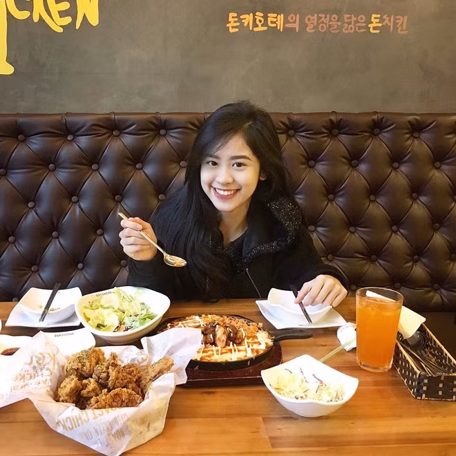 Hàn Hằng nhiều lần lên báo Trung vì lý do có cố tình dìm cỡ nào cũng không thể khiến hot girl 10X "xấu đi". Trên Instagram, cô nàng thường xuyên up những bức hình khoe trọn lợi thế hình thể, ăn mặc cá tính, phong cách, check-in sang chảnh.