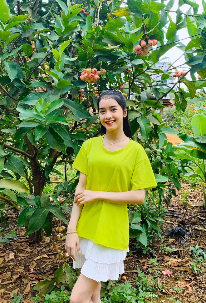 Yona Cươn được cư dân mạng hâm mộ gọi bằng cái tên thân thương "Sơn nữ Bana xinh đẹp" vì nụ cười rạng rỡ và năng lượng tích cực luôn tràn ngập.