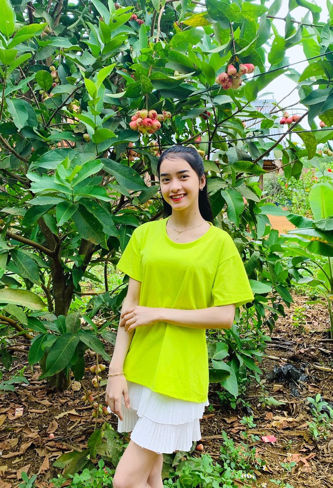 Yona Cươn được cư dân mạng hâm mộ gọi bằng cái tên thân thương "Sơn nữ Bana xinh đẹp" vì nụ cười rạng rỡ và năng lượng tích cực luôn tràn ngập.