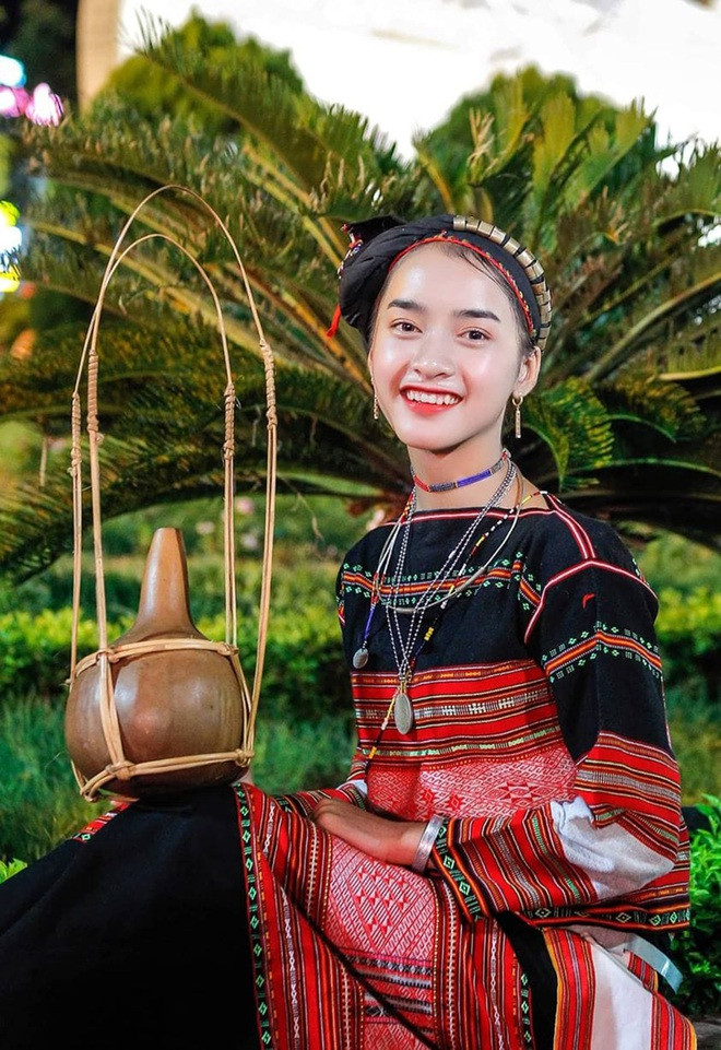 Trong thời gian dưỡng sức tại quê nhà, thiếu nữ dân tộc cùng mẹ lên nương, làm rẫy và nội trợ phụ giúp gia đình.