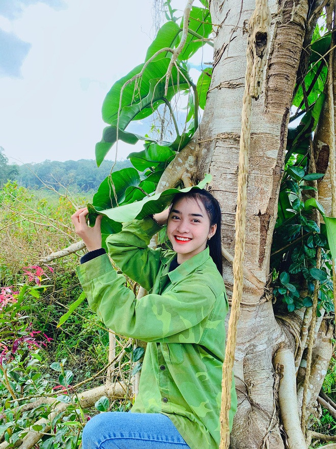  Hot girl dân tộc Bana - Yona Cươn từng học tập tại Trường Phổ thông dân tộc (PTDT) nội trú tỉnh Bình Định, nhưng do sức khỏe không cho phép nên buộc phải nghỉ học để chữa trị. 