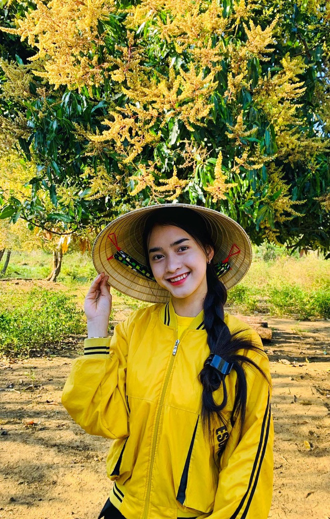 Từ tháng 6/2020, Yona Cươn mở kênh Tiktok để ghi lại những hình ảnh kỉ niệm của mình và gia đình, những khoảnh khắc giản dị, ấm áp nhưng bình yên, đầy lạc quan, tích cực.