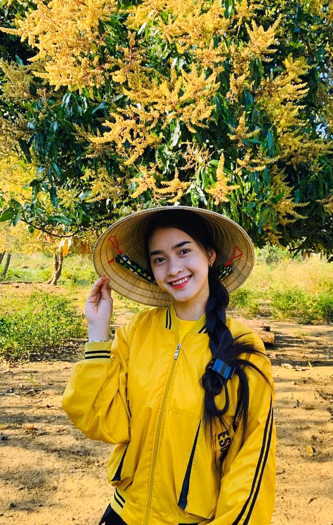 Từ tháng 6/2020, Yona Cươn mở kênh Tiktok để ghi lại những hình ảnh kỉ niệm của mình và gia đình, những khoảnh khắc giản dị, ấm áp nhưng bình yên, đầy lạc quan, tích cực.