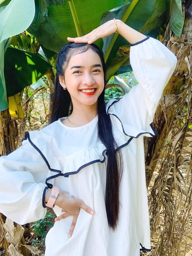 Theo chia sẻ của thiếu nữ dân tộc Bana, người quay các clip của cô chính là ba hoặc mẹ trong mỗi lần lên nương.