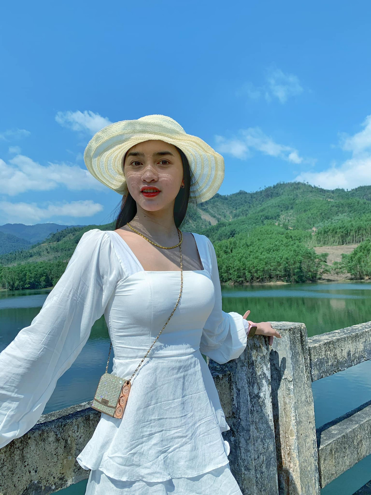 Cô bạn 17 tuổi này cũng cho biết thêm, hình thức giải trí chủ yếu là nghe nhạc, đọc bình luận của khán giả và tập nhảy theo các MV trên mạng.