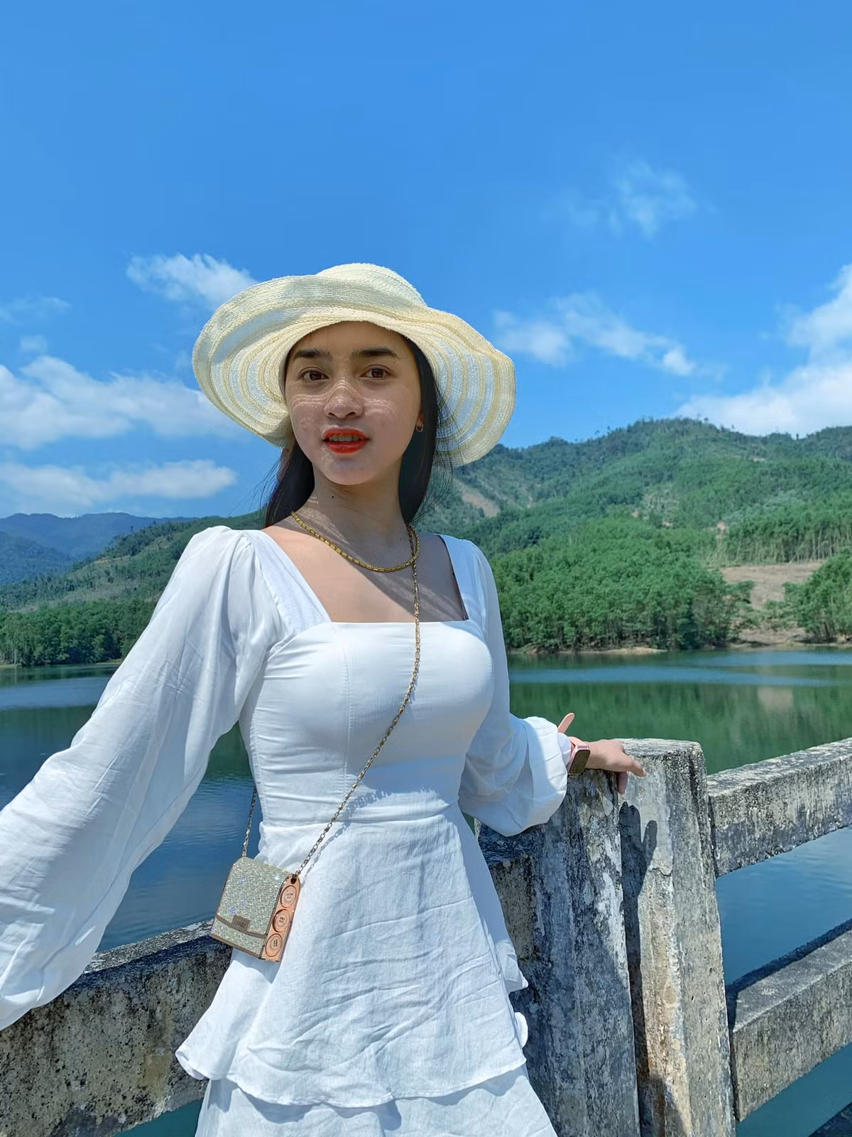 Cô bạn 17 tuổi này cũng cho biết thêm, hình thức giải trí chủ yếu là nghe nhạc, đọc bình luận của khán giả và tập nhảy theo các MV trên mạng.