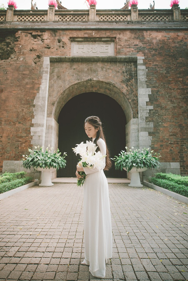 Bộ ảnh của Ngọc Mai được chụp trong một buổi chiều nắng vàng ấm áp tại Hà Nội. Để tranh thủ thời điểm nắng đẹp nhất trong ngày, nữ sinh đã cùng nhiếp ảnh gia của mình trang điểm, tạo kiểu tóc, chọn địa điểm và chụp trong vỏn vẹn 2 giờ đồng hồ.