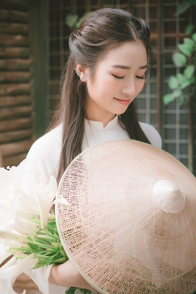 Cụ thể, Ngọc Mai chia sẻ: "Ban đầu, mình cũng bị choáng ngợp, chưa thích ứng kịp nhưng sau một thời gian mình thấy điều đó rất có ích cho việc luyện nghe và được giao tiếp bằng tiếng Anh thường xuyên. Hơn nữa trong trường có rất nhiều câu lạc bộ, đội tình nguyện, các hoạt động giải trí nên giúp cho mối quan hệ của mình được mở rộng rất nhiều khi tham gia".