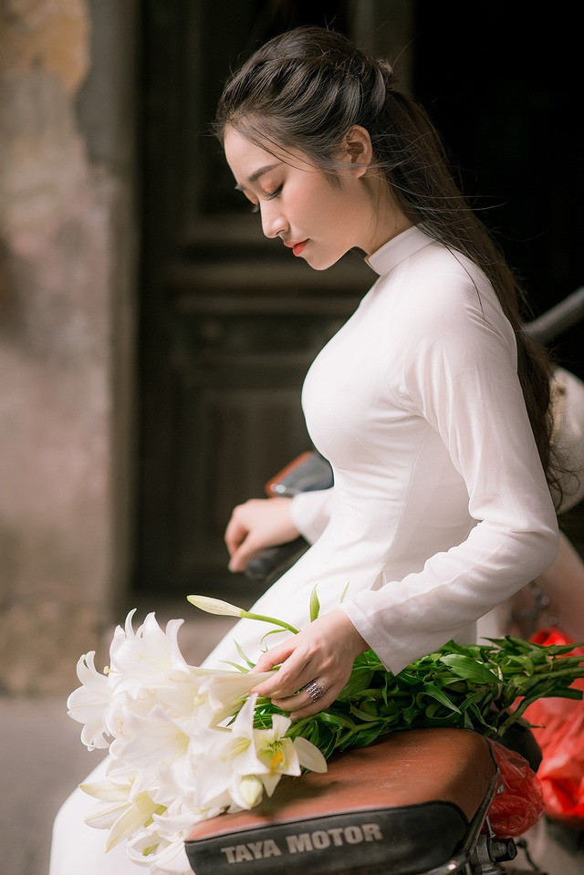 Ngọc Mai tình cờ quen biết một người anh nhiếp ảnh gia học cùng trường, và cũng cùng quê nên cả hai đã lên kế hoạch thực hiện bộ ảnh với concept lãng mạn, nên thơ cùng hoa loa kèn và áo dài trắng.