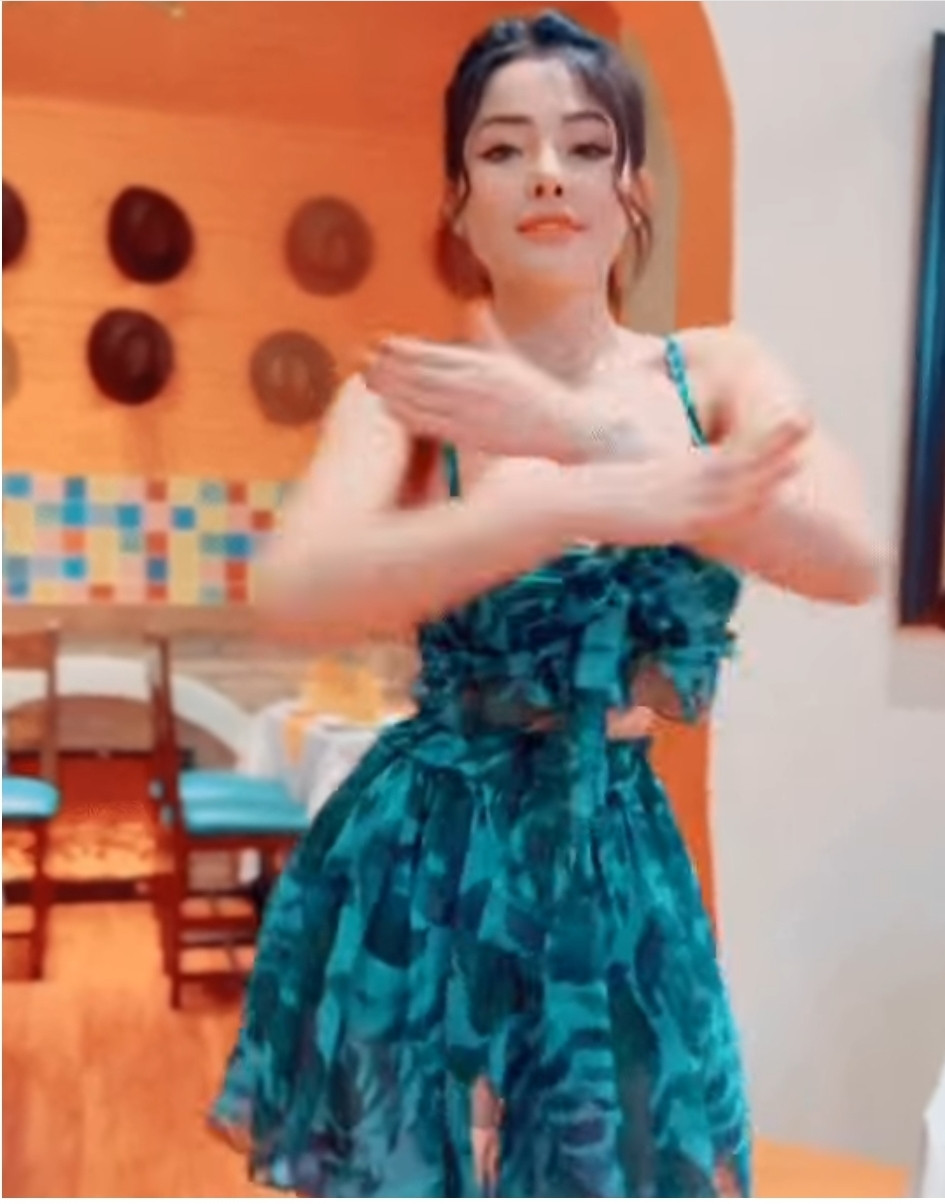 Đầu tiên, nhiều người dành cho phần vũ đạo nhẹ nhàng những cũng không kém phần thu hút nhờ vào nhan sắc xinh đẹp rạng rỡ dù chỉ make up đơn giản, làm nổi bật lên làn da trắng sáng của Ngân 98.