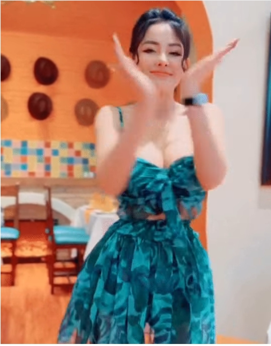 Theo đó, hot girl ngực khủng xuất hiện với bộ váy có gam màu tươi mát nhưng cũng không kém phần nóng bỏng. Cô nàng đã thực hiện một vài động tác vũ đạo vô cùng thuần thục trên nền nhạc remix.