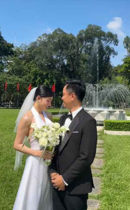 Tuy nhiên, dù công khai chuẩn bị kết hôn nhưng Dương Thu Thảo hiện vẫn giấu danh tính chồng. Chàng trai xuất hiện trong clip cũng được che mặt cẩn thận, nữ tiếp viên cũng chưa chia sẻ thêm về chuyện tình yêu hay cách cả hai quen biết nhau.