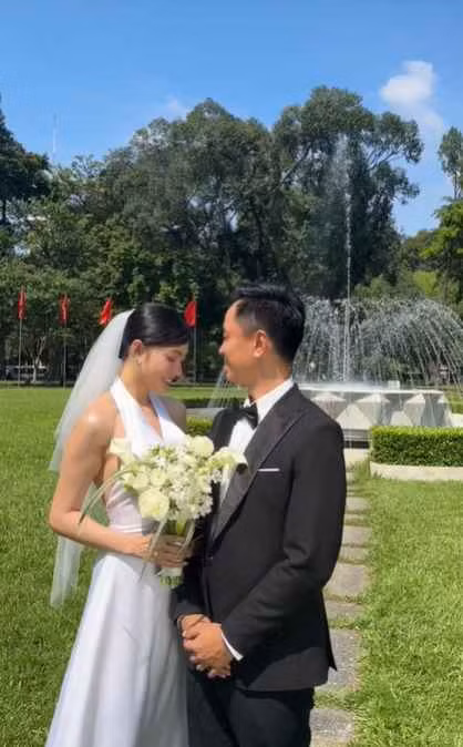 Tuy nhiên, dù công khai chuẩn bị kết hôn nhưng Dương Thu Thảo hiện vẫn giấu danh tính chồng. Chàng trai xuất hiện trong clip cũng được che mặt cẩn thận, nữ tiếp viên cũng chưa chia sẻ thêm về chuyện tình yêu hay cách cả hai quen biết nhau.