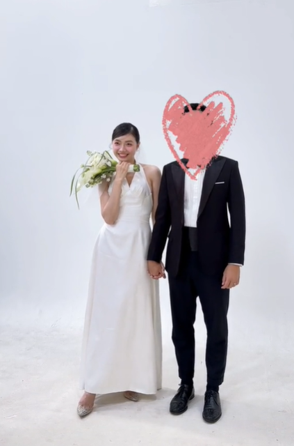 Trong clip của mình, Thu Thảo tiết lộ cô và ông xã đã chụp 4 layout cho album ảnh cưới của mình. Nhiều người dành lời khen ngợi bởi sắc vóc của nữ tiếp viên sau bao năm nổi tiếng vẫn không thay đổi mà ngày càng thăng hạng.