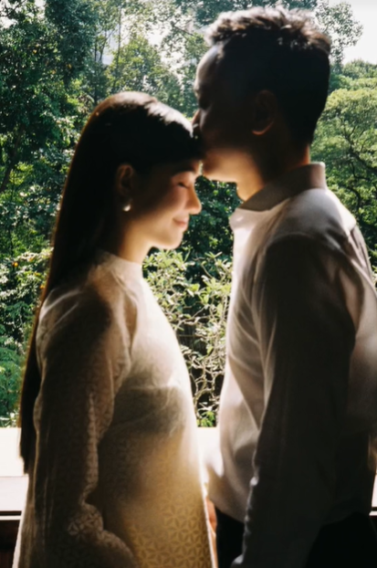 Thu Thảo bày tỏ do chú rể ngại khi xuất hiện nên cô tôn trọng ý kiến của chồng. Dẫu vậy, nhìn qua một số hình ảnh, cộng đồng mạng nhận xét cả hai rất đẹp đôi. Chú rể diện vest bảnh bao, hợp style với Dương Thu Thảo.