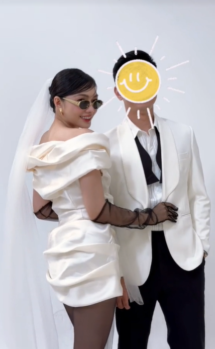 Bên cạnh đó, vẻ đằm thắm, lộ rõ sự hạnh phúc trên gương mặt của Thu Thảo cũng là điều khiến dân mạng xuýt xoa ngưỡng mộ.