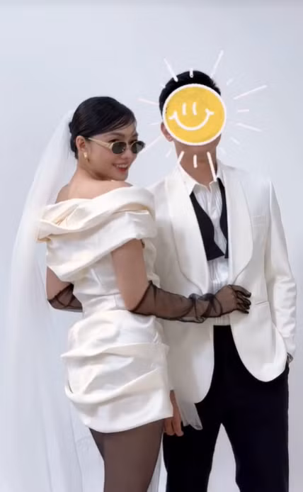 Bên cạnh đó, vẻ đằm thắm, lộ rõ sự hạnh phúc trên gương mặt của Thu Thảo cũng là điều khiến dân mạng xuýt xoa ngưỡng mộ.