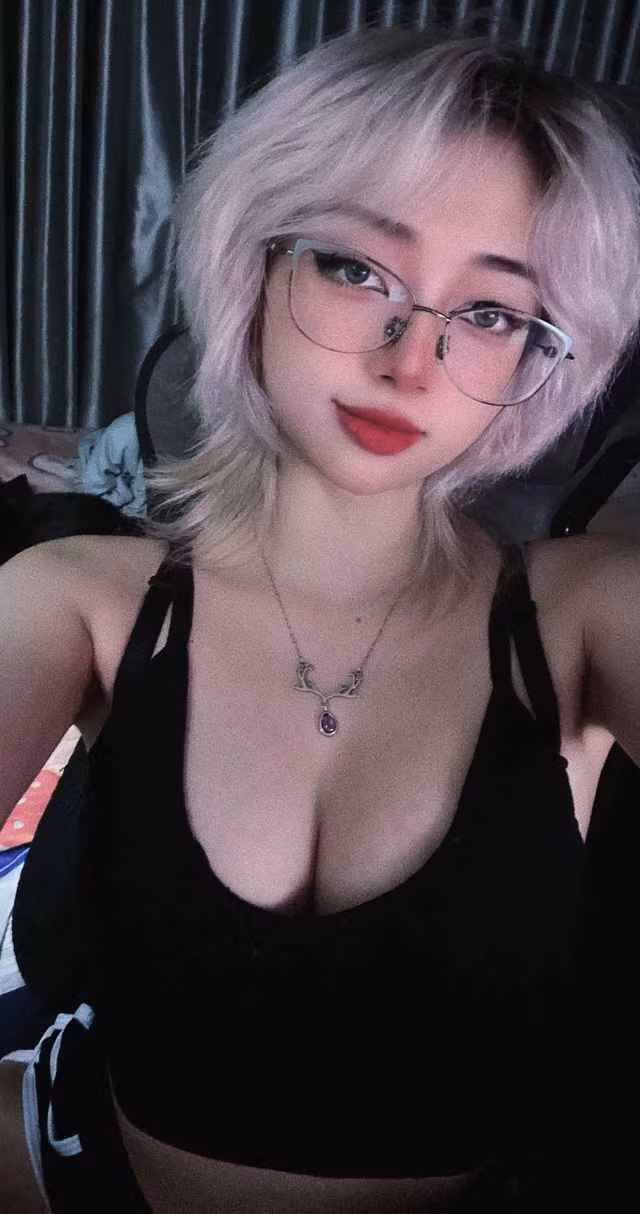 Chưa hết, bên cạnh bộ ảnh cực "chất" này, Mercury không quên gửi lời tri ân đến các fan hâm mộ, đặc biệt là những fan nam của mình nhân dịp lễ tình nhân 14/2 sắp tới.